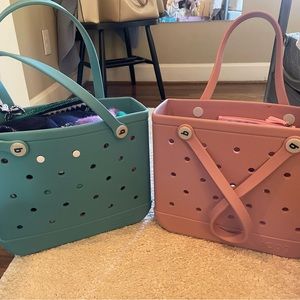 I am selling only one of them. Whichever the color you like I’ll send it :)